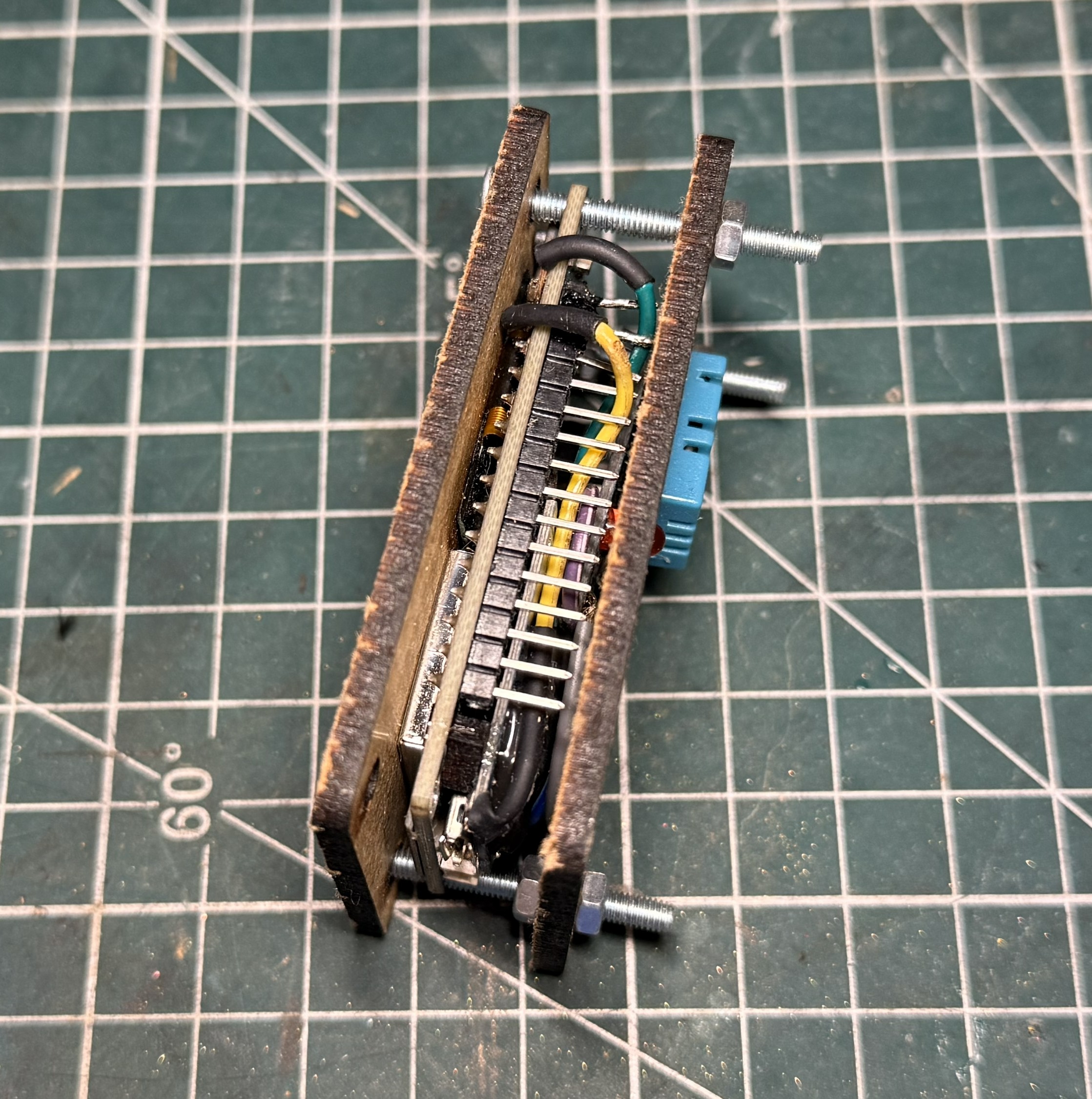 Boîtier imprimé/découpe laser (montage sur mât)